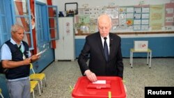 Le président tunisien Kais Saied vote lors d'un référendum sur une nouvelle constitution, à Tunis, en Tunisie, le 25 juillet 2022.
