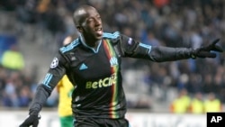 Le défenseur sénégalais Souleymane Diawara jubile après avoir marqué contre le MSK Zilina lors de son match de football de la Ligue des Champions Groupe F, au stade Vélodrome de Marseille, dans le sud de la France, le 19 octobre 2010.