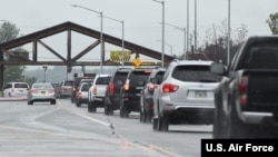 资料照片：停在美国阿拉斯加州一个军事基地前的汽车。