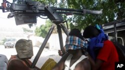 Un homme arrêté, suspecté d'être un militant d'Al-Shabab, est transporté dans un camion à la base de l'Union Africaine à Mogadishu, Somalie, le 26 décembre 2014.
