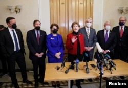 Двопартійна делегація сенаторів у Києві бере участь у брифінгу після зустрічі з президентом України Володимиром Зеленським у Києві, Україна, 17 січня 2022 року. REUTERS/Гліб Гараніч