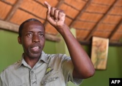 Milton Khachana, l'un des opérateurs de safari photographique, explique l'impact de la levée de l'interdiction de chasser l'éléphant au Botswana, le 30 mai 2019 à Kasane, dans le district de Chobe, au nord du Botswana.