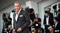 ရုပ်ရှင်ပွဲတော်တခုမှာတွေ့ရတဲ့ မင်းသားကြီး ကယ်ဗင် ကော့စ်နာ (စက်တင်ဘာ ၇၊ ၂၀၂၄)