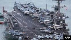 Aмериканский авианосец «Карл Винсон» прибывает на военно-морскую базу в Пусане, Южная Корея, 2 марта 2025 года