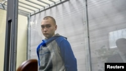 被控违反战争法规的21岁的俄罗斯军人希希马林在基辅出庭。(2022年5月18日)