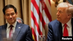 Президент США Дональд Трамп рядом с госсекретарем США Марко Рубио в Вашингтоне, 26 февраля 2025 года