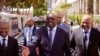 Le ministre des Finances Nhlanhla Nene, au centre, arrive au Parlement au Cap, en Afrique du Sud, le 25 février 2015.