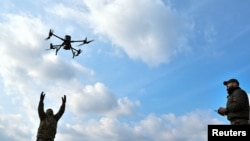 Українські військові випробовують безпілотник неподалік Запоріжжя