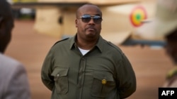 Le président de la Commission de sécurité et de défense de l'Assemblée nationale Karim Keita assiste à la présentation de quatre nouveaux avions d'attaque légers à turbopropulseurs "Super Tucano" à la base aérienne militaire de Bamako, le 11 juillet 2018.
