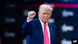 Президент Дональд Трамп покидает зал после выступления на Конференции консерваторов (CPAC) в Национальном курортном и конференц-центре Гейлорд в субботу, 22 февраля 2025 года, в Оксон-Хилле, штат Мэриленд (AP Photo/Jose Luis Magana)