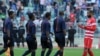 Le capitaine tunisien Zouheir Dhaoudi (L) s'entretient avec l'arbitre éthiopien Bazezew Belete (CR) qui a déclaré Club Africain vainqueur du match de football de la Coupe de la confédération contre l'équipe nigériane Dolphin Port Harcourt au stade de Radè