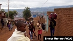 Certains dépendants des soldats habitant le camp Saio quittent le camp pour la cité, à Bukavu, RDC. (VOA/Ernest Muhero)