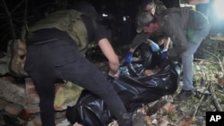 俄罗斯导弹袭击乌克兰哈尔科夫市一处公寓，导致人员伤亡。（美联社）