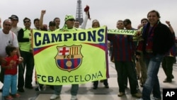 Des supporters de Barcelone arborent une banderole de leur équipe près de la Tour Eiffel à Paris, France, 17 mai 2006.