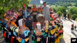 د کیلاش قبېلې خلک د چترال په دریو درو کې پراته دي. دا قبیله خپل مخصوص لباس او دودونه او دستورونه لري