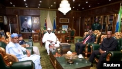 Le président Yahya Jammeh rencontre une délégation dans son palace à Banjul, en Gambie, le 13 décembre 2016.