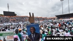 Une affiche de l'ancien président Laurent Gbagbo est exposée lors d'un rassemblement de l'unité de l'opposition ivoirienne au stade d'Abidjan, en Côte d'Ivoire, le 10 octobre 2020.