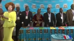 Biya vote lors de l'élection au Cameroon (vidéo)