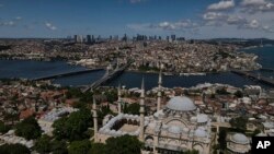 Стамбул. Вид с воздуха на залив Золотой Рог (в центре), ведущий к проливу Босфор (справа), разделяющему Европу и Азию. (AP Photo/Emrah Gurel).