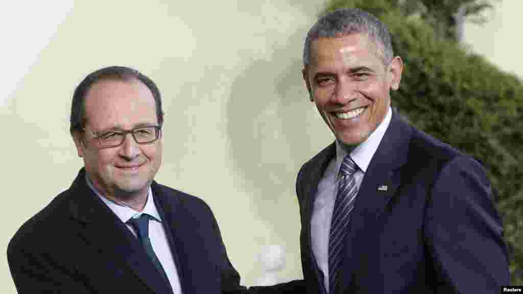 Anak-anak mengangkut jerigen-jerigen air minum yang ditarik sapi di desa yang hancur akibat banjir bandang di Pansor, Salvador, Lanao del Norte, Filipina selatan.