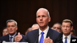 La démission de Dennis Muilenburg intervient dans un contexte de fortes turbulences pour Boeing, depuis l’immobilisation au printemps 2019 du 737 MAX à la suite de deux catastrophes aériennes qui ont fait au total 346 morts.