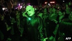 2023年10月30日上海街头的万圣节庆祝者（法新社）