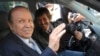 Le président algérien Abdelaziz Bouteflika, à gauche, et son frère Said Bouteflika, dans le quartier Hydra d'Alger, le 10 avril 2009.