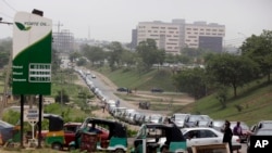 File de voitures devant une station-service à Abuja, au Nigeria, le 1er Avril 2016, lors d'une pénurie de carburant. (AP Photo/Dimanche Alamba)