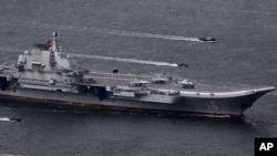 "Ляонін", китайський авіаносець, пливе до Гонконгу на святкування 20-ї річниці присутності гарнізону Народно-визвольної армії у напівавтономному китайському місті. Липень 2017 року. Архівне фото: AP /Vincent Yu