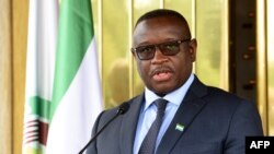 Le président de la Sierra Leone, Julius Maada Bio, lors d'une conférence de presse après une réunion avec le président ivoirien, le 4 mai 2018.