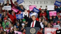 Le président Donald Trump lors d'un meeting de campagne, à Mosinee, dans le Wisconsin, le 24 octobre 2018