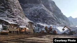 位于甘肃省天水市武山县的“武山甘肃华夏春秋(天水.铁笼山)文化旅游影视基地”施工项目，工人开凿人工湖并埋设管线。(照片提供：何林)