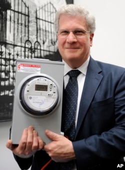 Керівник Pepco демонструє "розумний лічильник"