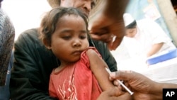 Un enfant malgache se fait vacciner dans une clinique villageoise à Antanetikely, Madagascar, mardi 23 octobre 2007. (AP Photo/Jerome Delay)