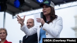 2025年8月6日，美国农业部长布鲁克·罗林斯与商务部长霍华德·卢特尼克等在农业部总部举行的一个活动上。