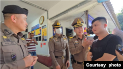 မှတ်တမ်း ဓာတ်ပုံ - မြန်မာနိုင်ငံ၊ ရွှေကုက္ကိုလ်မြို့က ကျားဖြန့် ငွေလိမ်ဂိုဏ်းတွေဆီ ပို့မယ့် တရားဝင်ပတ်စ်ပို့ကိုင်ထားတဲ့ တရုတ်နိုင်ငံသား ငါးဦးကို ထိုင်းရဲတပ်ဖွဲ့က တွေ့ရှိကယ်ဆယ်စဥ်။ (နိုဝင်ဘာ ၁၂၊ ၂၀၂၄/ ဓာတ်ပုံ - Thai Immigration)