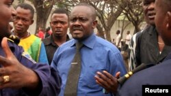 L'opposant Franck Diongo, au centre, 20 juin 2006 à Kinshasa.