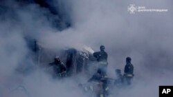 На фото - гасіння пожежі після ракетного обстрілу енергосистеми в Дніпропетровській області, Україна, 25 грудня 2024 року. Ukrainian Emergency Service via AP