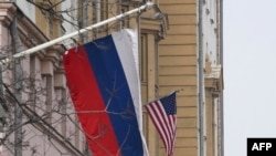 Национальные флаги США и России на здании Посольства Соединенных Штатов в Москве. 13 марта 2025 года. 