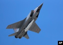 资料照：俄军米格31K战机携带高超音速“匕首”导弹在2018年5月9日进行表演。