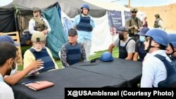 美国中东事务特使威特科夫和美国驻以色列大使哈克比2025年8月1日访问加沙，视察了美国支持的援助组织为巴勒斯坦平民提供粮食的努力。