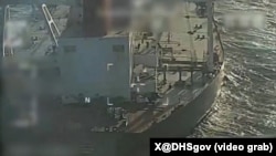 美国于2025年12月10日在委内瑞拉近海扣押一艘受制裁的油轮。(美国国土安全部视频截图)