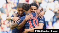 Kylian Mbappé, à gauche, Edinson Cavani, à droite, et Neymar, lors de la 3e journée de Ligue 1 remportée 3-1 contre Angers, en France, 25 août 2018. (Twitter/PSG)