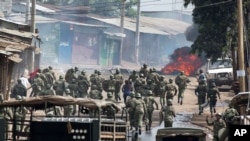 Des policiers lors d'une manifestation à Nairobi, Kenya, 23 mai 2016.