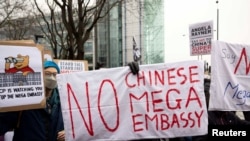 ဗြိတိန်၊ လန်ဒန်မြို့တော်က တရုတ်သံရုံးသစ် အဆိုပြုထားတဲ့ နေရာမှာ ဆန့်ကျင် ဆန္ဒပြနေကြတဲ့ မြင်ကွင်း။ ဖေဖော်ဝါရီ ၈၊ ၂၀၂၅။ ဓာတ်ပုံ - REUTERS/Carlos Jasso