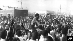 Le Premier ministre Moise Tshombe de la province séparatiste congolaise du Katanga avec une foule enthousiaste lors d’une courte escale qu’il a faite dans la banlieue du Kenya près d’Elisabethville, Katanga, le 26 août 1960.