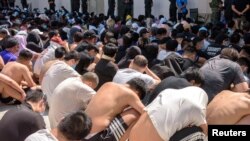 အွန်လိုင်း ငွေလိမ်ဂိုဏ်းတွေမှာ အလုပ်လုပ်နေကြသူတွေကို ဖမ်းဆီးထိန်းသိမ်းထားစဉ် (ဖေဖော်ဝါရီ ၂၆၊ ၂၀၂၅)