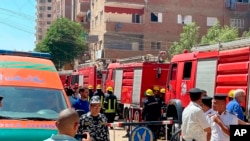 Le personnel d'urgence travaille sur le site d'un incendie à l'église Abu Sefein qui a tué plus de 40 personnes et blessé au moins 14 autres, dans le quartier densément peuplé d'Imbaba, au Caire, en Égypte, le dimanche 14 août 2022.