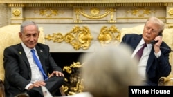 特朗普总统在白宫椭圆形办公室主持与以色列总理内塔尼亚胡和卡塔尔首相阿勒萨尼的三方电话会谈。(2025年9月29日)