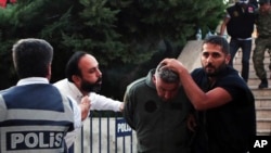 Un homme arrêté est conduit au tribunal de Mugla, Turquie, 17 juillet 2016.